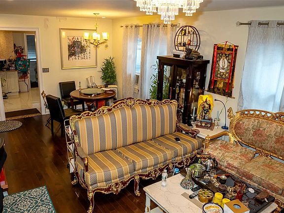 2nd image of 256 Bedford Ave