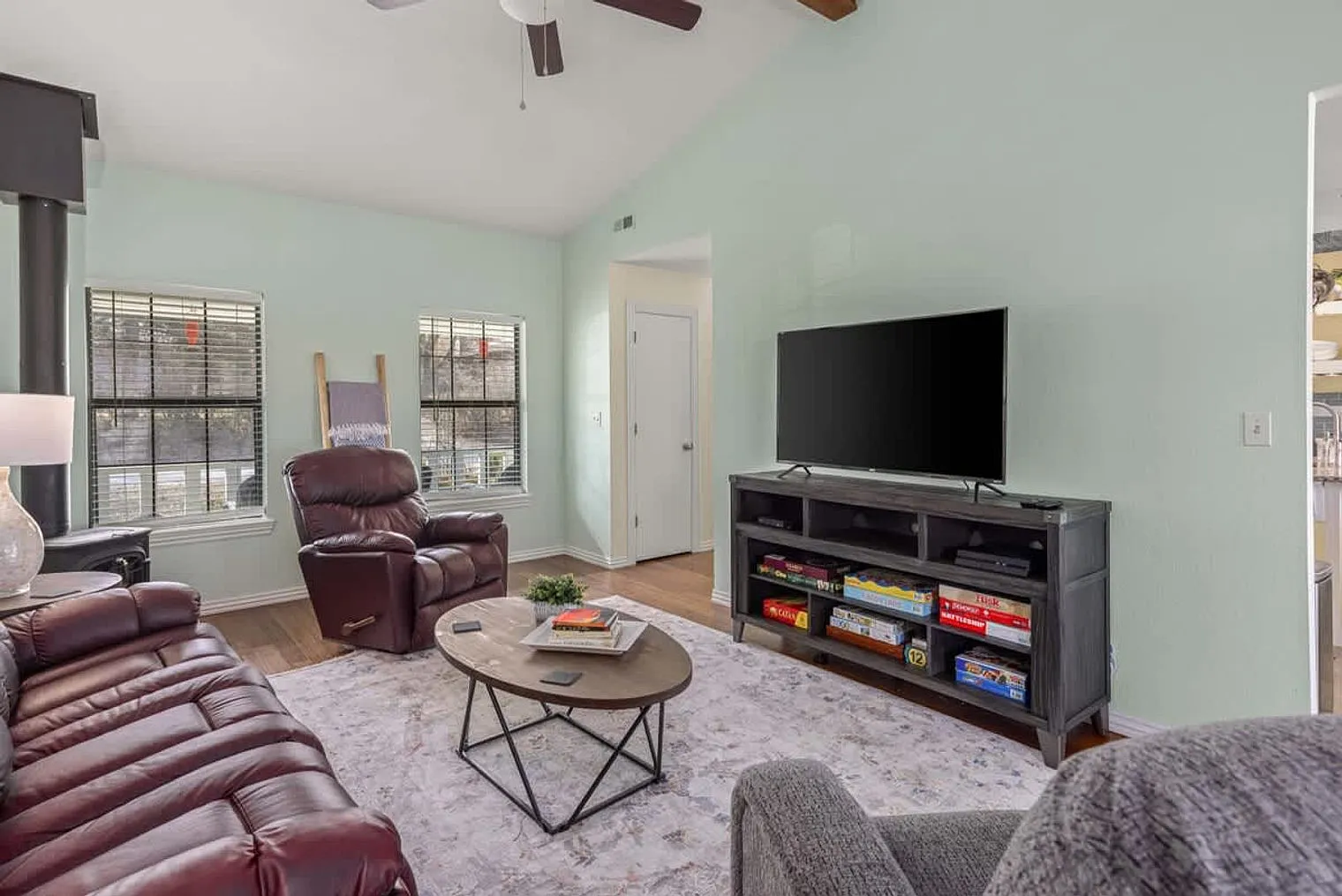 4 bed, 2.0 bath, 1722 sqft, $4,610 — Photo 3