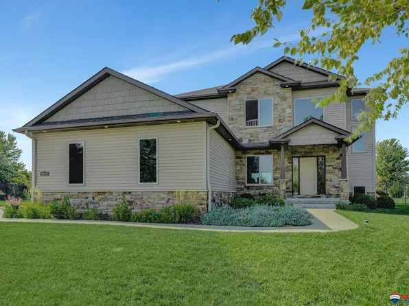 9900 Crystal Water Cir, Lincoln, NE 68527