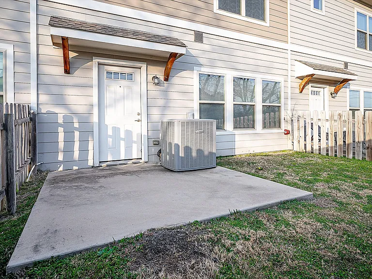 2721 Vine Ct — Photo 2