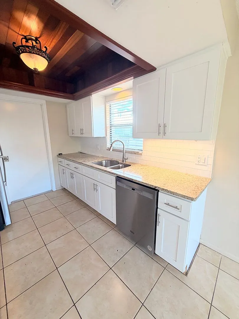 Fully remodeled 2/2 with Garage — Photo 4
