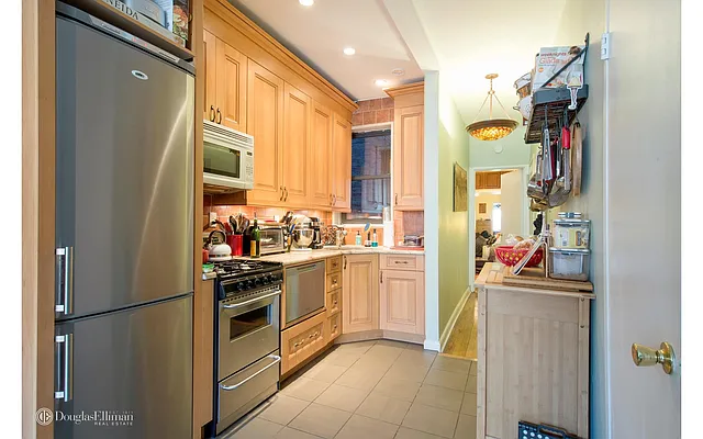 Sold by Douglas Elliman | media 17