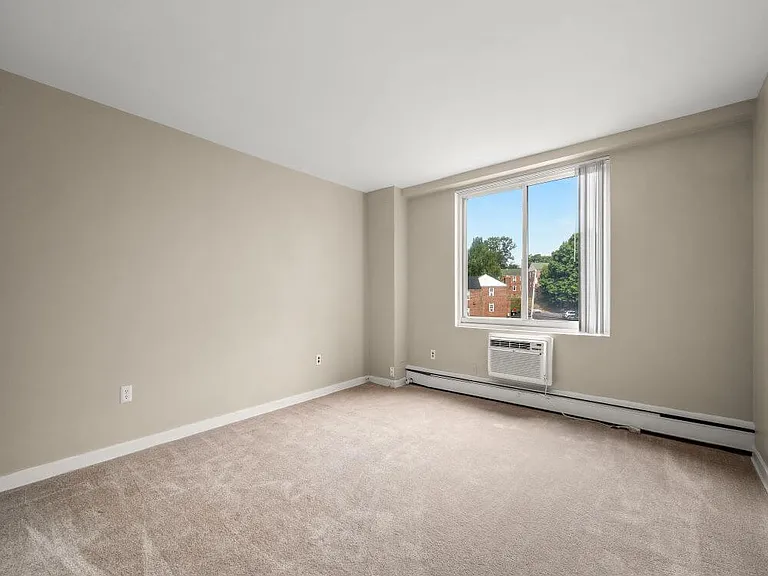 100-york-apartment-w305-7r