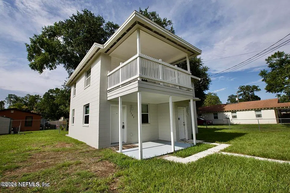 8 bed, 1.0 bath, 3057 sqft, $1,000 — Photo 1