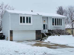 669 Nassau Dr, Roselle, IL 60172