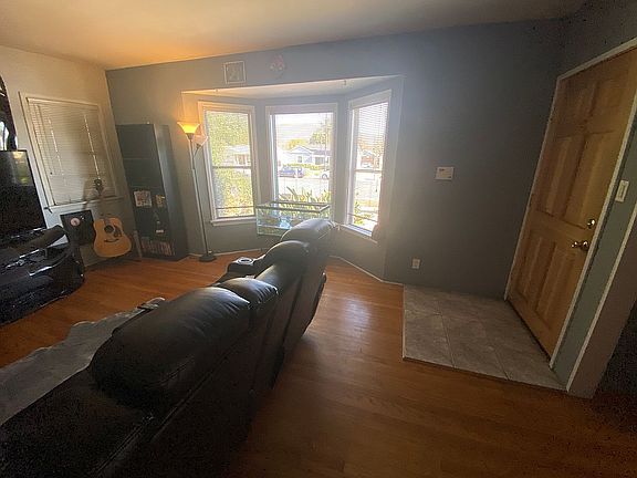 2nd image of 1625 N Buena Vista St