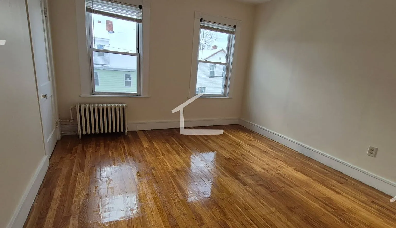 Great value! 4-bed, 1-bath in Brighton; No Broker Fee! — Photo 3