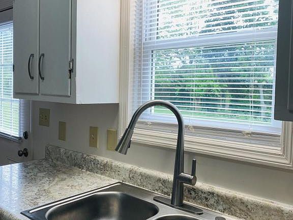 4th image of 978 Villa Dr #4