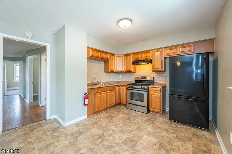 4 bed, 1.0 bath, 1200 sqft, $2,600 — Photo 2