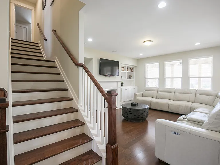 632 Newcomb St — Photo 17