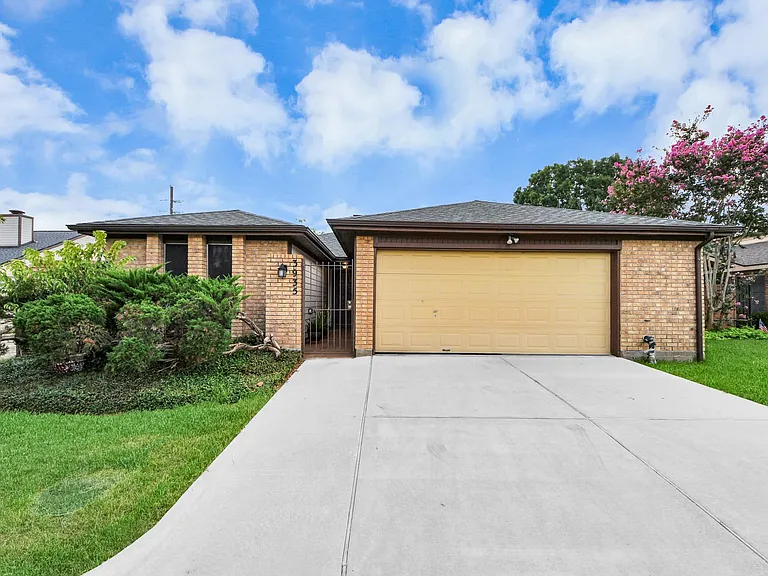 3935 Heathersage Dr — Photo 2