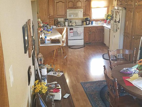 4th image of 828 2nd St SW