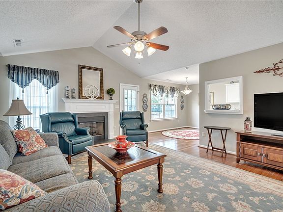 3rd image of 203 Harrington Dr