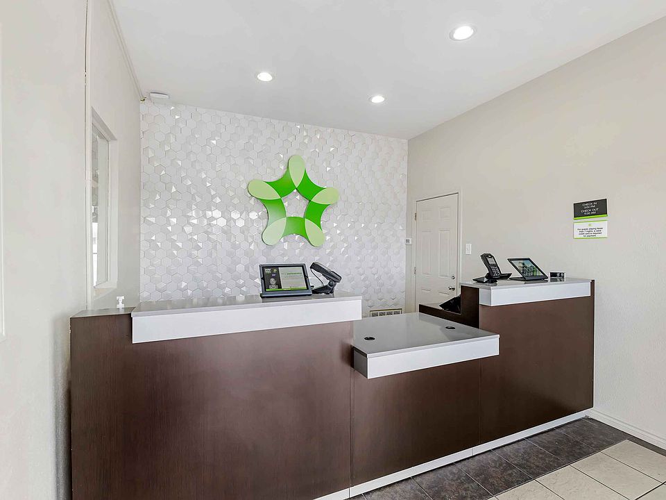 Lobby and Guest Check-in