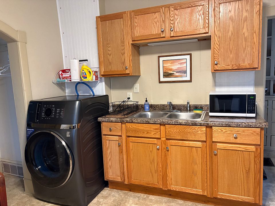 Kitchen with washer dryer combo unit