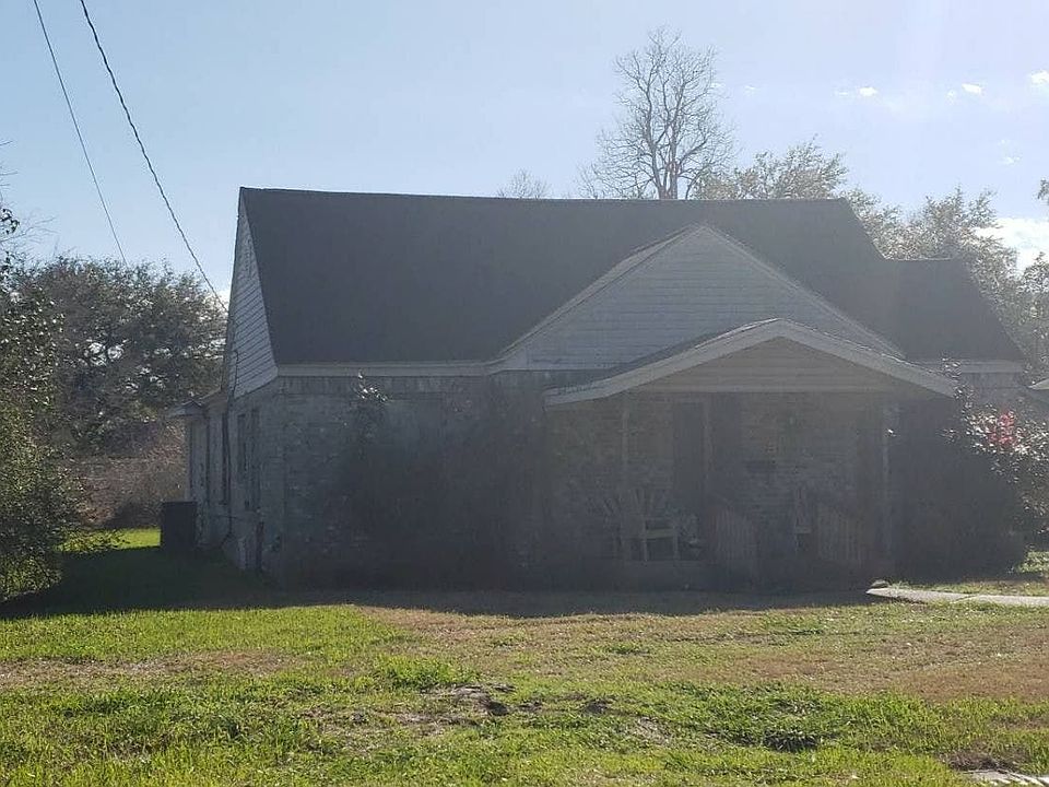 2nd image of 3155 Roberts St