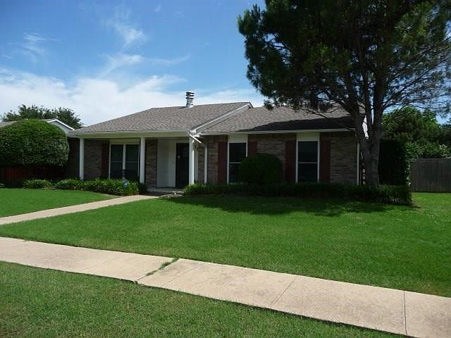 Very pleasant drive up appeal with glass storm door for added light at the entry.