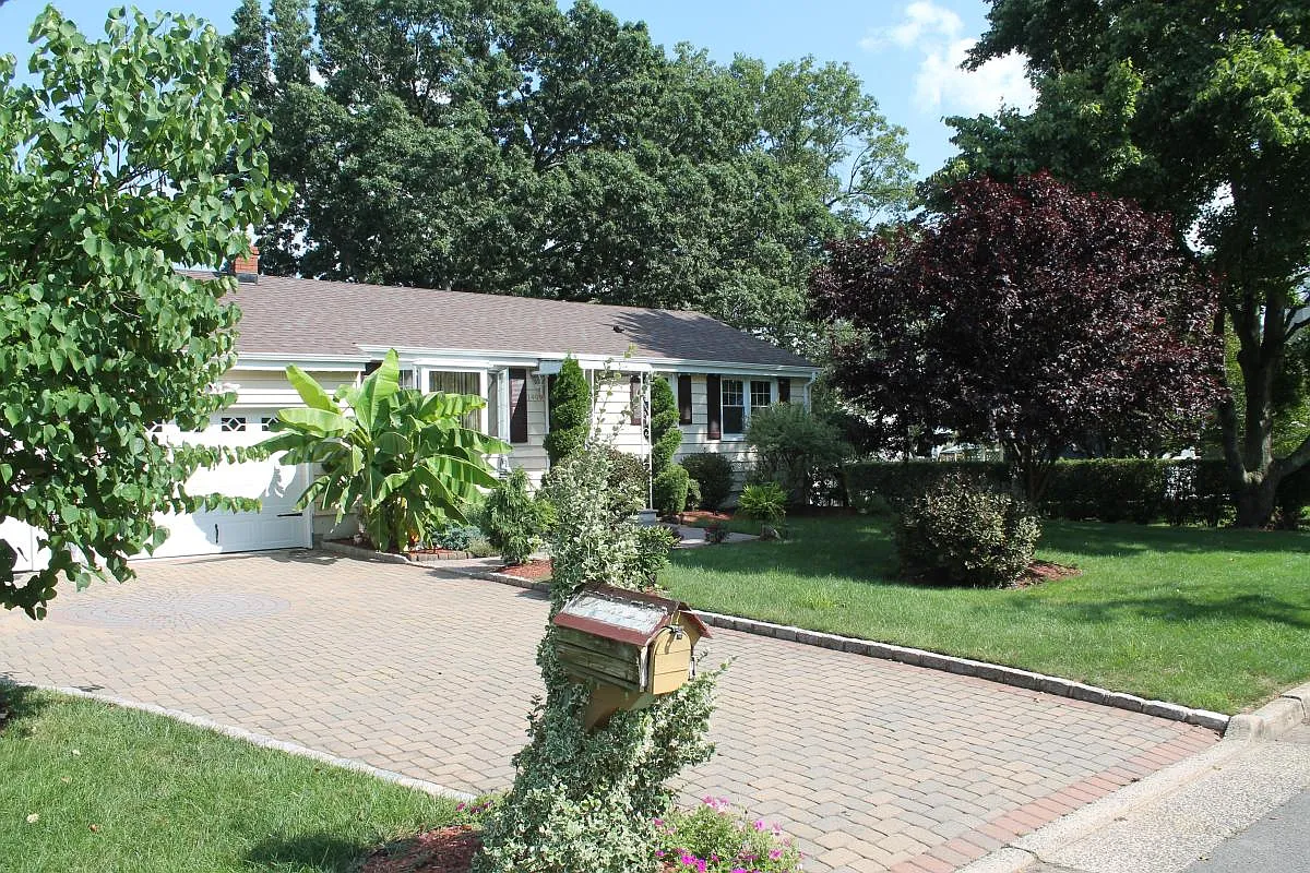 1409 Redwood Dr photo 1