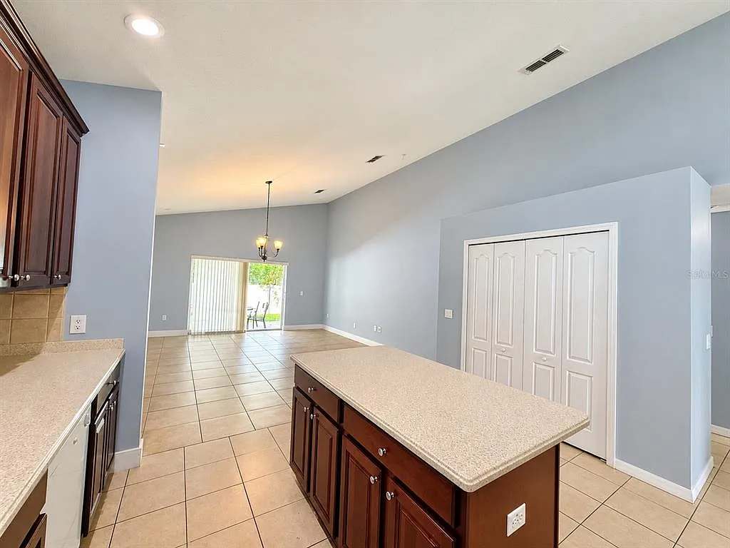 4 bed, 2.5 bath, 2813 sqft, $2,550 — Photo 4