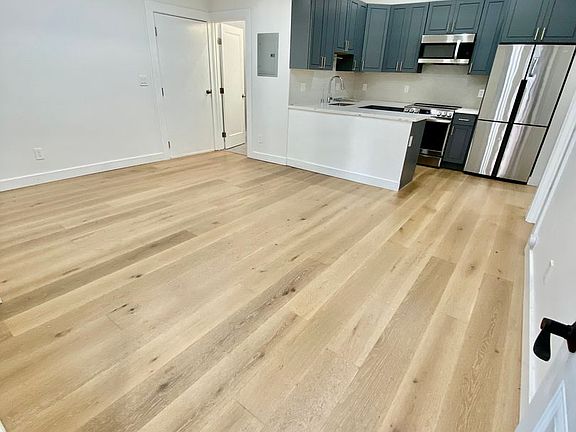 2nd image of 840 Greenwich St #3