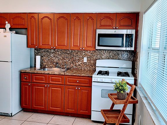 2nd image of 524 Washington Ave APT 214
