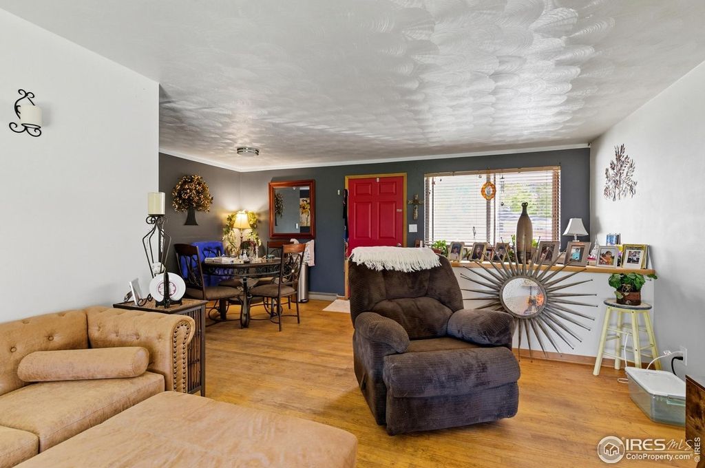 901-903 W Kelly Dr