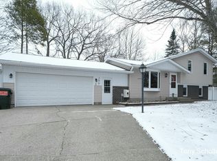 290 Longview Dr, Rockford, MI 49341