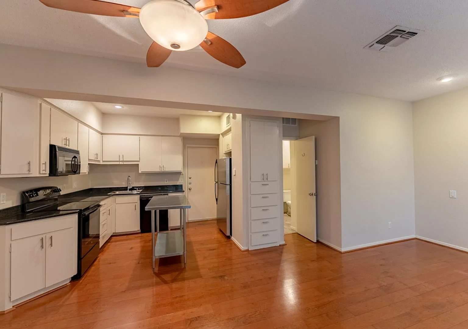 Adorable Studio with Garage nearby UT — Photo 4