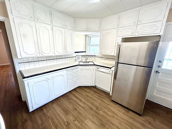 5th image of 220 Bonnell Dr