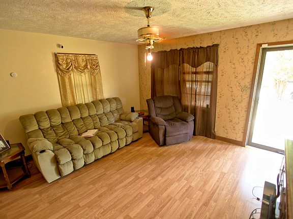 3rd image of 2926 Crystal Ln