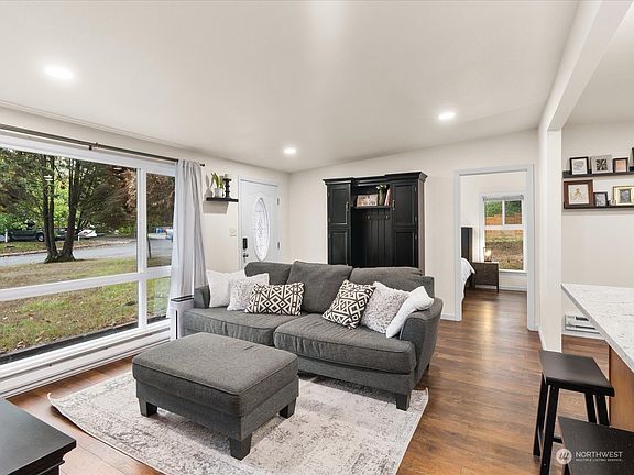 3rd image of 10316 Villa Lane SW