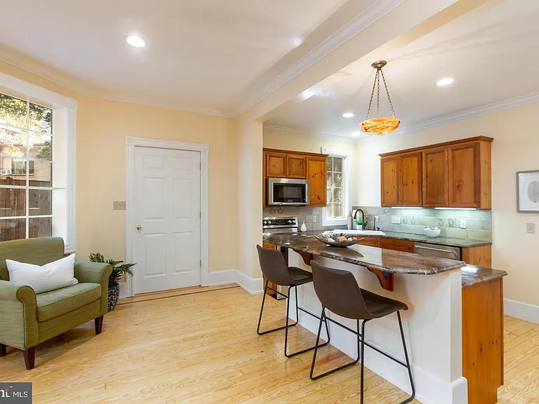 4457 Macarthur Blvd NW — Photo 8