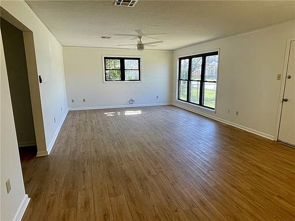 3rd image of 554 Stratford Dr