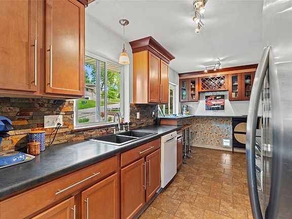3rd image of 1309 Parkwood Dr SE