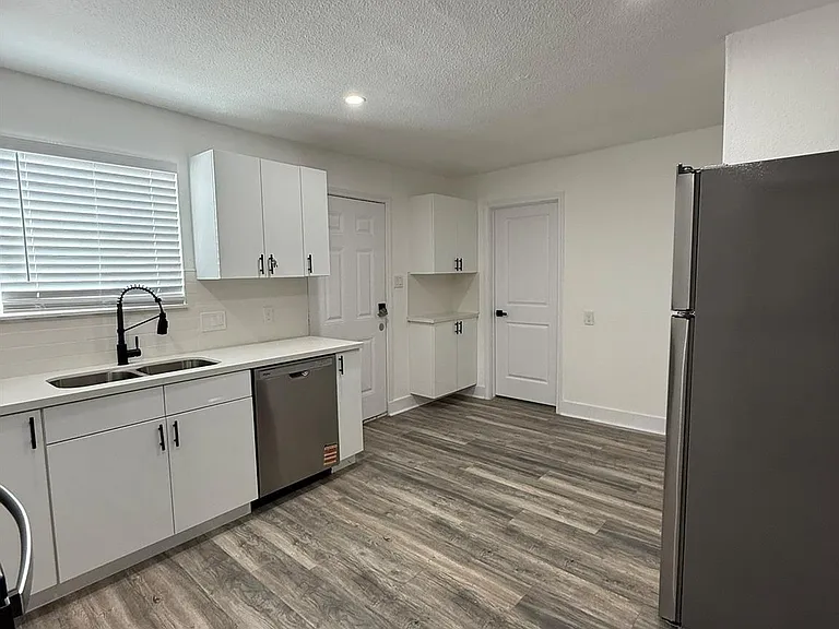 705 W Stanford St #A — Photo 5