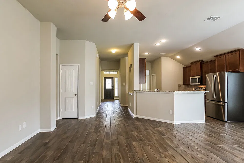 3 bed, 2.0 bath, 1853 sqft, $2,205 — Photo 4