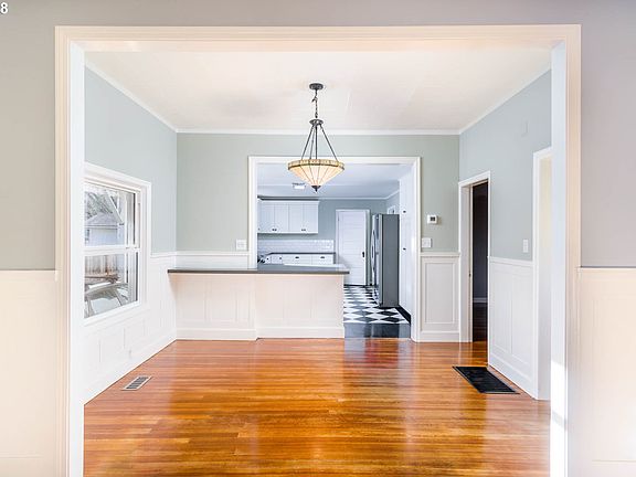 5th image of 827 Goerig St