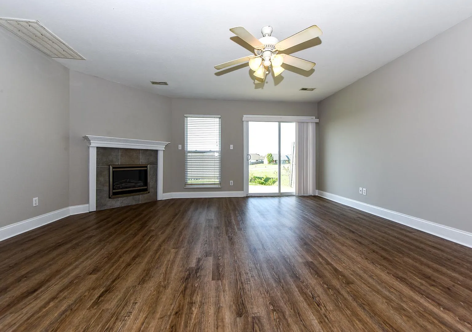 2 bed, 2.5 bath, 1296 sqft, $1,650 — Photo 2