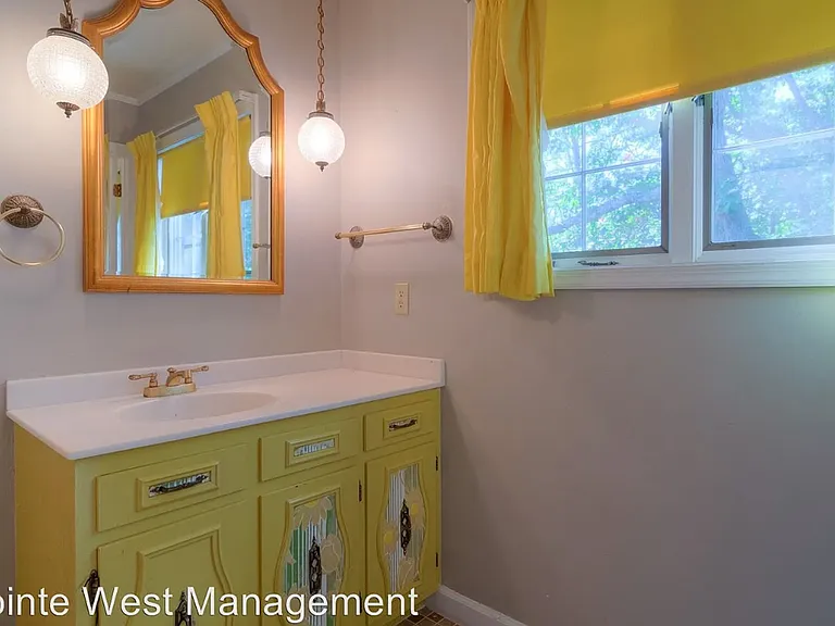 1602 Greenwood Dr — Photo 3