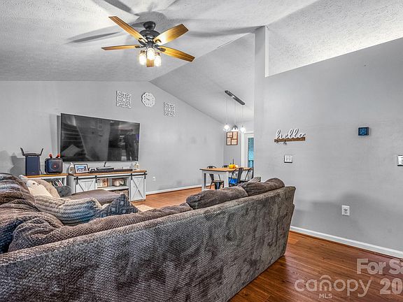 4th image of 112 Surrey Dr