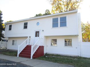 4 Thoroughbred Ln, Albany, NY 12205