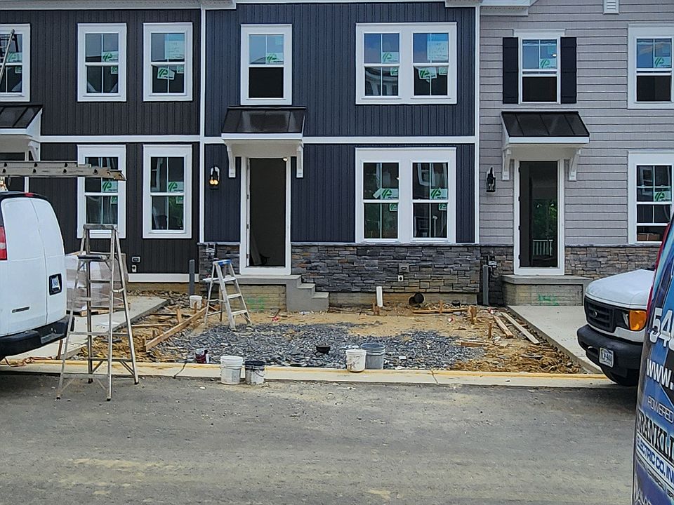 2nd image of 5017 Bigleaf Rd