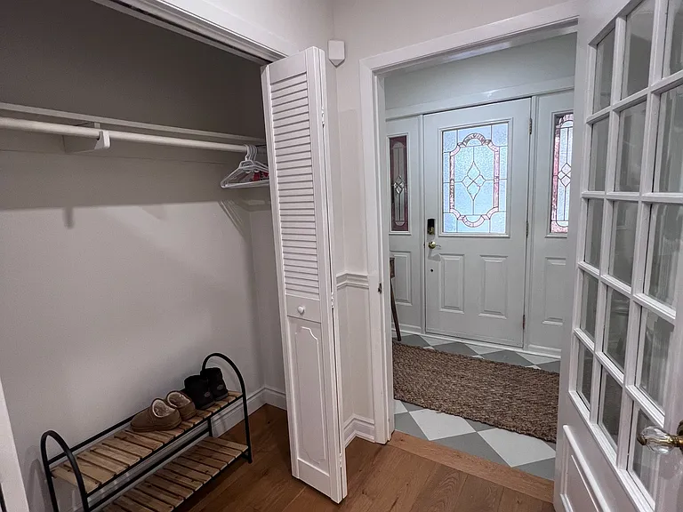 195 Upper Canada Dr — Photo 4