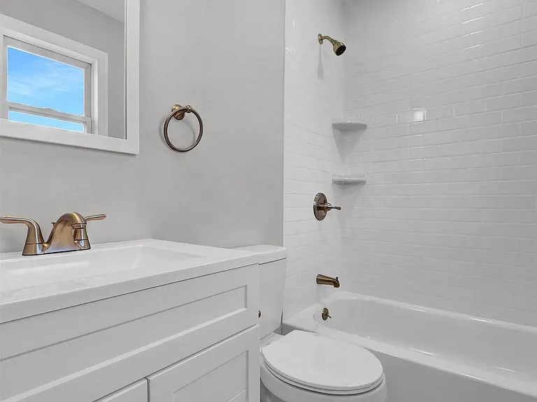 360 44th St — Photo 9