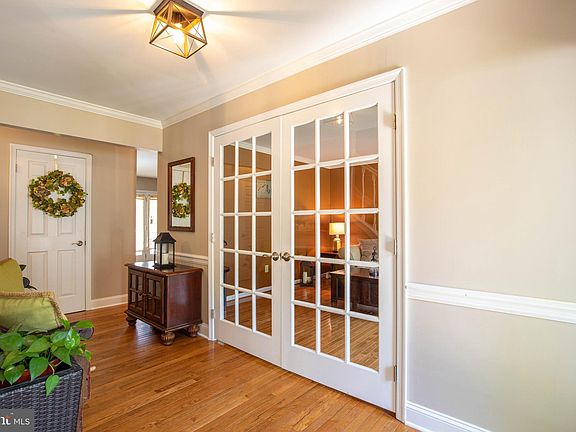 3rd image of 904 Meadowridge Ct