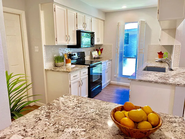 11409 Catalonia Dr — Photo 6