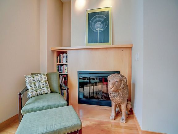4th image of 309 W Washington Ave Unit 405