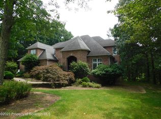 41 Steinbeck Dr, Moosic, PA 18507