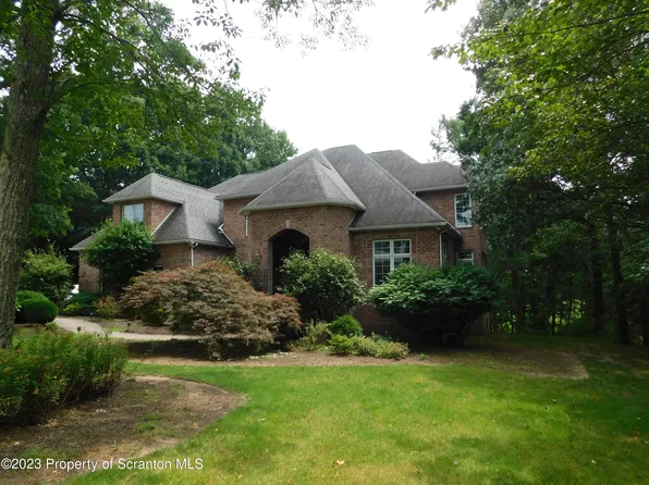 41 Steinbeck Dr, Moosic, PA 18507