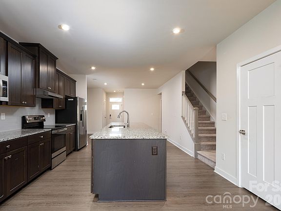 3rd image of 712 Hazel Way